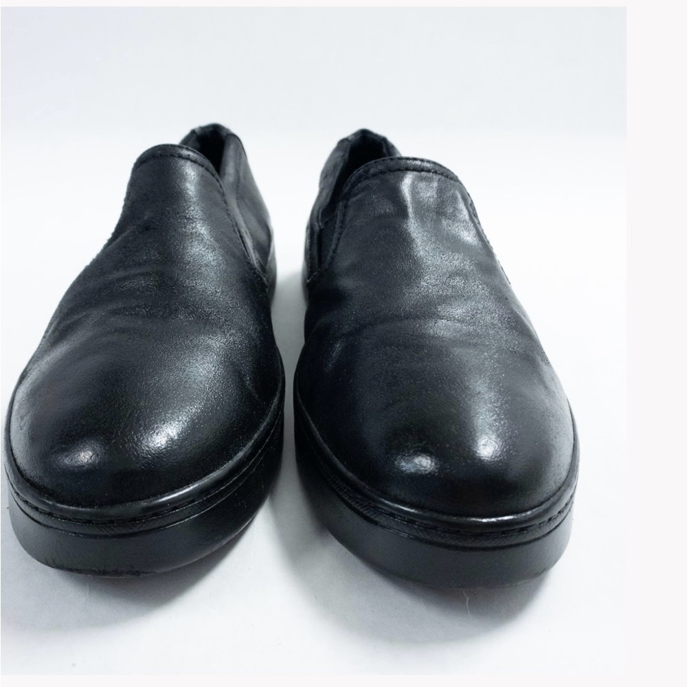 Leather upper
Leather lining
Rubber sole
Slip on